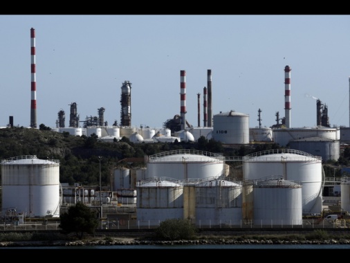 Petrolio allunga passo, Wti oltre 100 dollari e Brent verso 112 dollari