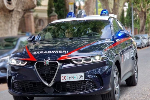 Ruba una Panda, ignora l’alt, fugge e trascina un carabiniere: arrestato