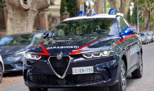 Ruba una Panda, ignora l’alt, fugge e trascina un carabiniere: arrestato