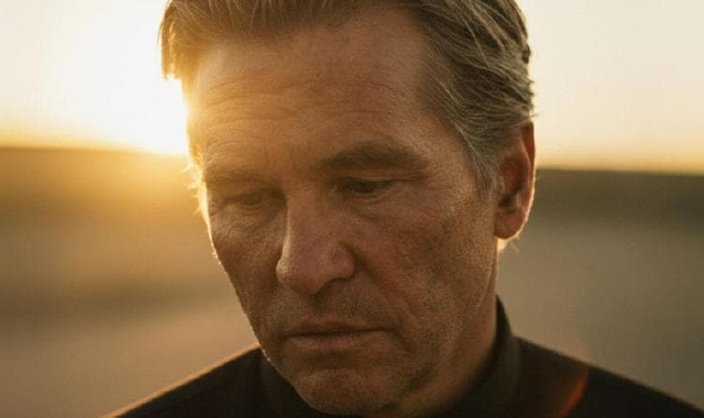 L’immagine generata artificialmente di Val Kilmer in un frame di “As Deep as the Grave”