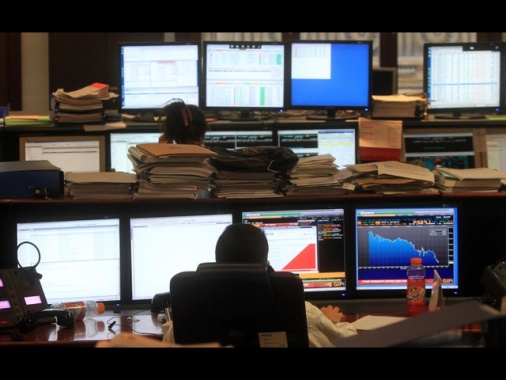 Borsa: Europa debole, Milano -0,4%. Risale il petrolio per il blocco di Hormuz