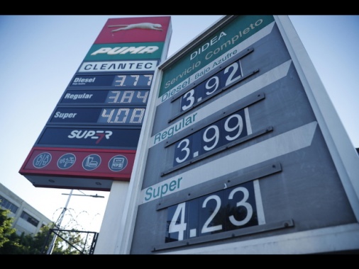 La benzina in Usa aggiorna i massimi dell'anno, sale a 4,23 dollari al gallone