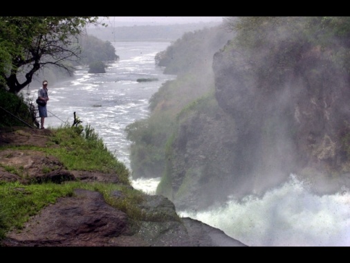 Naufraga un'imbarcazione in Uganda, almeno 30 dispersi