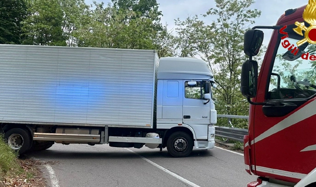 L’autoarticolato rimasto incastrato sul tornante