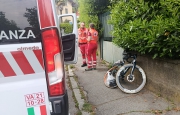 Auto lo travolge, ciclista sbalzato di venti metri
