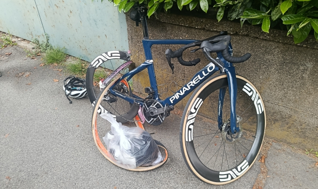 La bicicletta del 40enne è rimasta accartocciata dall’urto