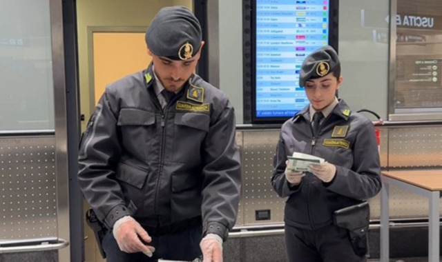 Guardia di Finanza alle prese con i controlli di frontiera sulla valuta a Malpensa