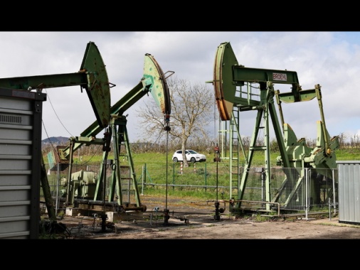 Il petrolio balza fino a 126 dollari sui timori di una guerra prolungata