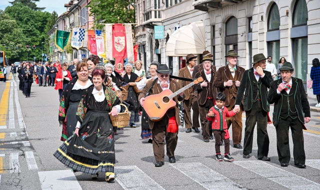 Il tradizione corteo di San Vittore verso la basilica
