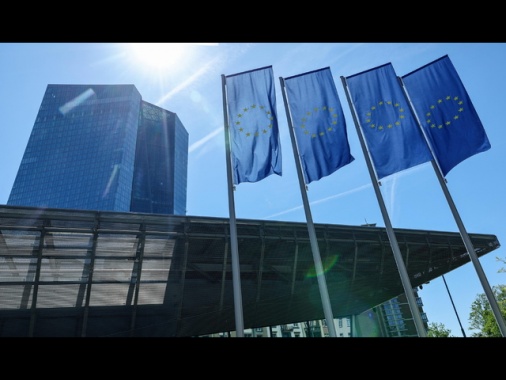 Bce, salgono rischi al rialzo per inflazione e al ribasso per la crescita