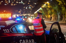 Spaccia davanti al campo sportivo: preso dopo la fuga