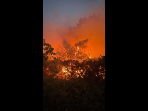 Incendio sul Monte Faeta, nella notte evacuate 3500 persone