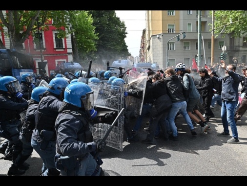 Autonomi a Torino contro forze dell'ordine, carica in risposta