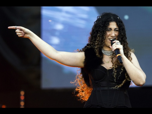 Delia canta Bella Ciao e sostituisce partigiano con essere umano 