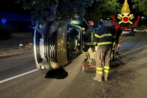 Incidente nella notte, auto su un fianco: soccorsa una donna