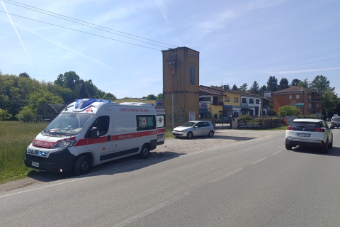 Precipita dal tetto: soccorso 19enne