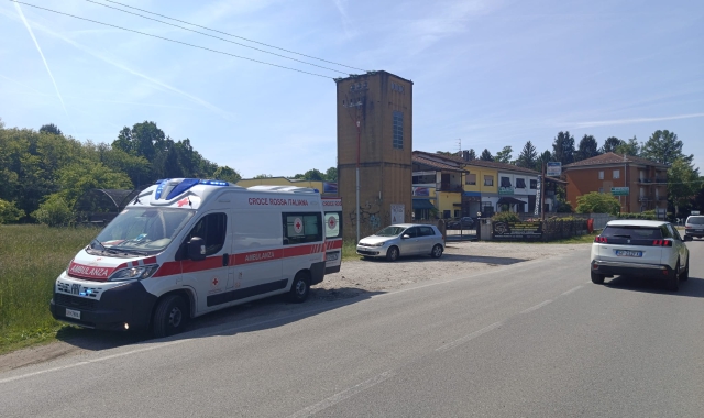 Precipita dal tetto: soccorso 19enne