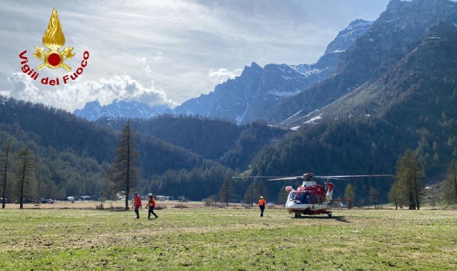 Bloccati sul pendio innevato, salvati in elicottero