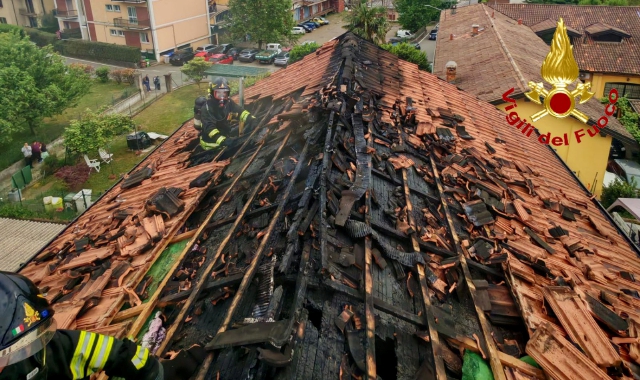 Tetto in fiamme, allarme a Casciago
