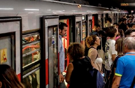 Persona sui binari, metro frena: cinque feriti