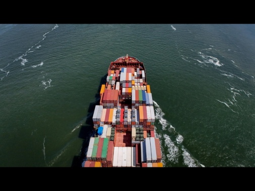 Maersk, 'una nostra nave ha lasciato Hormuz sotto scorta militare Usa'