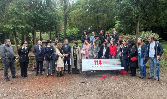 L’inaugurazione della Panchina Bianca ai Giardini Estensi  (foto angelo Puricelli)
