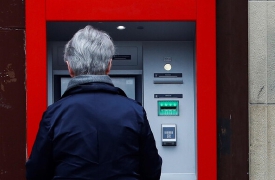 Si fingono nipoti per svuotare il conto di un’anziana