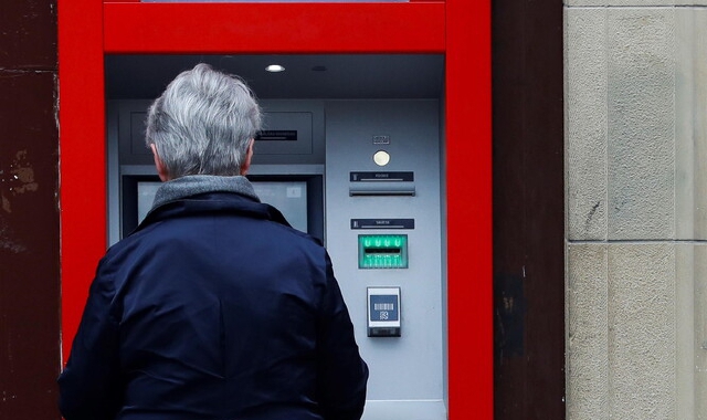 Dalle indagini è emerso che la coppia si era impossessata del bancomat della 90enne (foto Archivio)