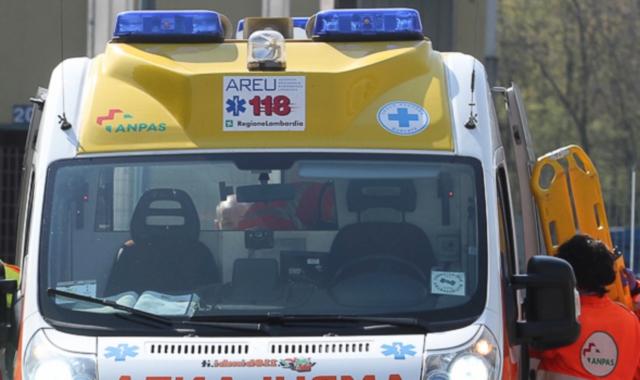 Cade dal tetto di casa: grave 59enne