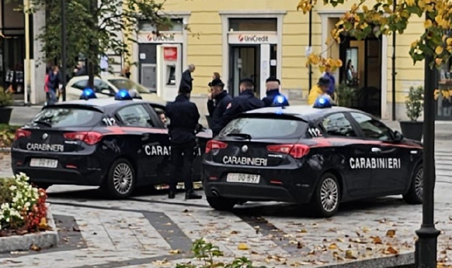 Colpo a pochi passi dal municipio: bottino da 5-6mila euro e armi sottratte