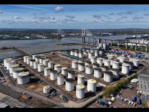 Petrolio ancora in calo, ma resta sopra i 100 dollari