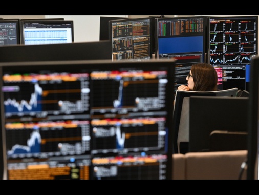 Lo spread tra Btp e Bund apre in calo a 77 punti