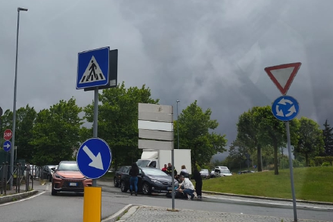 Varese: donna investita nella rotonda