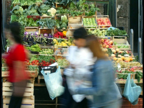 Istat, vendite al dettaglio a marzo +0,8% su mese, +3,7% su anno