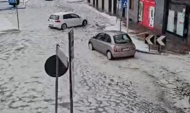 Cislago: grandine e fiume in strada