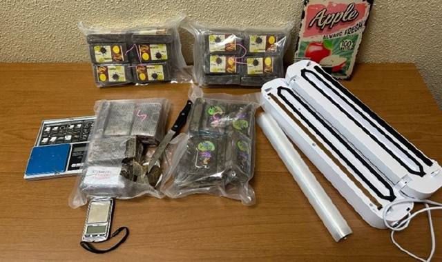 Parte della droga e del materiale per confezionarla sequestrati dagli agenti della Questura di Varese