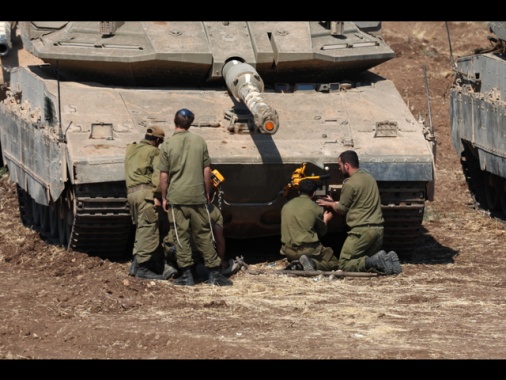Nuova foto shock, soldato Idf mette una sigaretta in bocca a statua di Maria