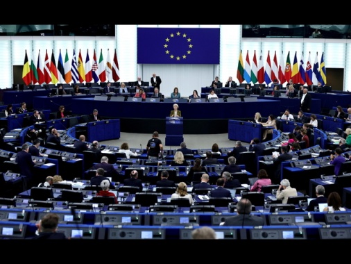 Intesa Ue su rinvio dell'Ai Act, introdotto il divieto di deepfake sessuali
