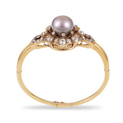 Lotto 38
Bracciale rigido, in oro giallo 18Kt, ornato da una grande perla naturale d'acqua salata e
diamanti taglio antico.
Venduto € 81.900