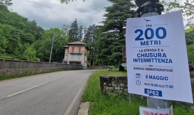 Il cartello stradale che indica la chiusura della Provinciale della Rasa per la giornata di oggi: lo stesso avviso è stato posto nel centro di Brinzio