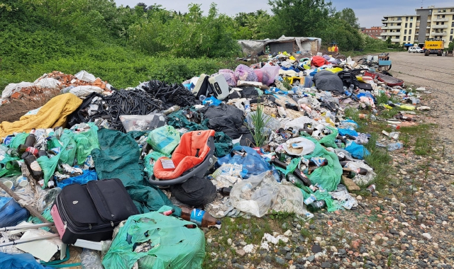 Il cumulo di rifiuti che forma una discarica a cielo aperto lungo i binari tra la stazione di Gallarate e il ponte della Mornera