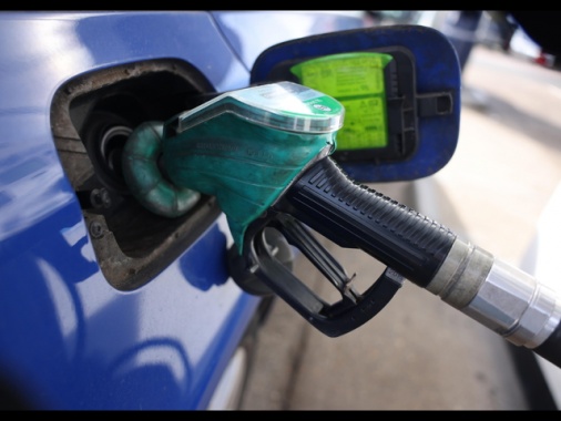 Mimit, benzina self a 1,934 euro, gasolio a 2,026 euro