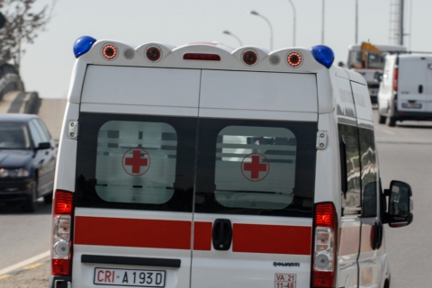 Picchiato in centro sotto gli occhi dei passanti