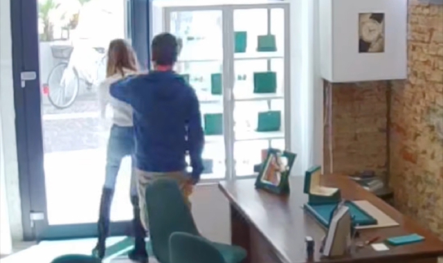 Le immagini delle riprese della videosorveglianza interna al negozio con l’uomo che in pochi secondi, approfittando della situazione, si è portato via l’orologio di lusso