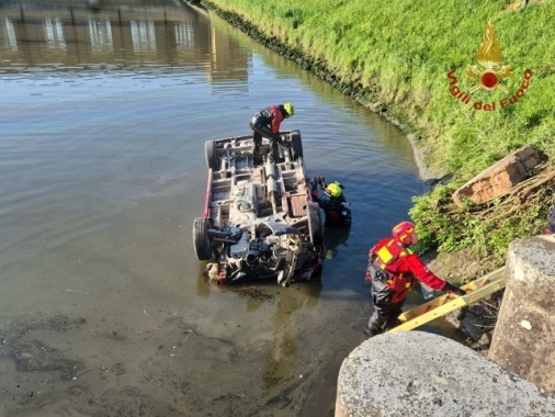 Minivan finisce dentro un canale nel Veneziano, tre morti