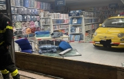 Sfonda una vetrina e investe un ragazzo