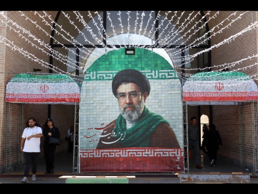 Wsj, Iran parla per la prima volta di Khamenei, 'lesioni a rotula e schiena'