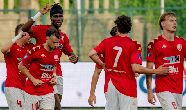 L’esultanza dei biancorossi dopo il gol dell’1-0 di Sovogui (foto Italiamedia)