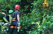 Cade in bici nel dirupo e muore