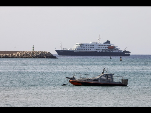 Hantavirus, la nave Hondius entrata nel porto di Granadilla a Tenerife